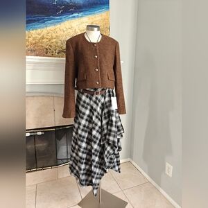 Elegant cropped wool-blend jacket in a rich chocolate brown